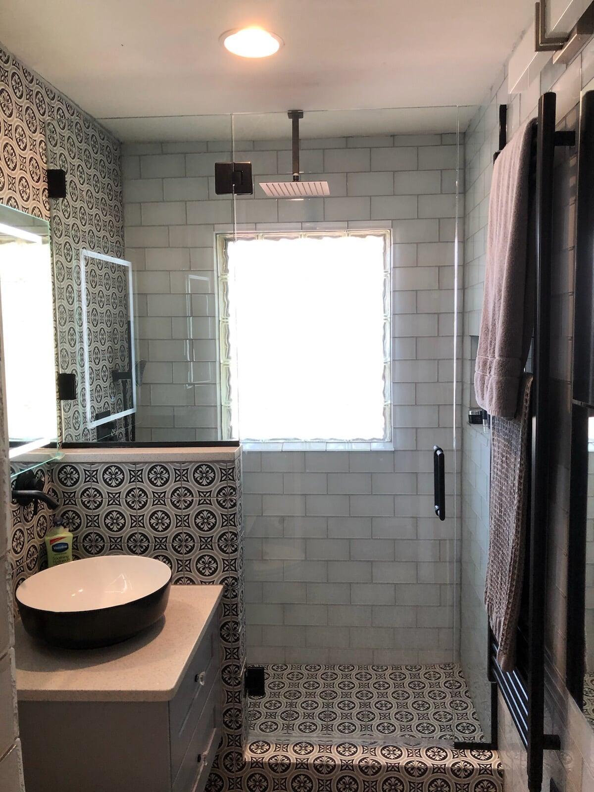 Frameless with glass to glass hinge